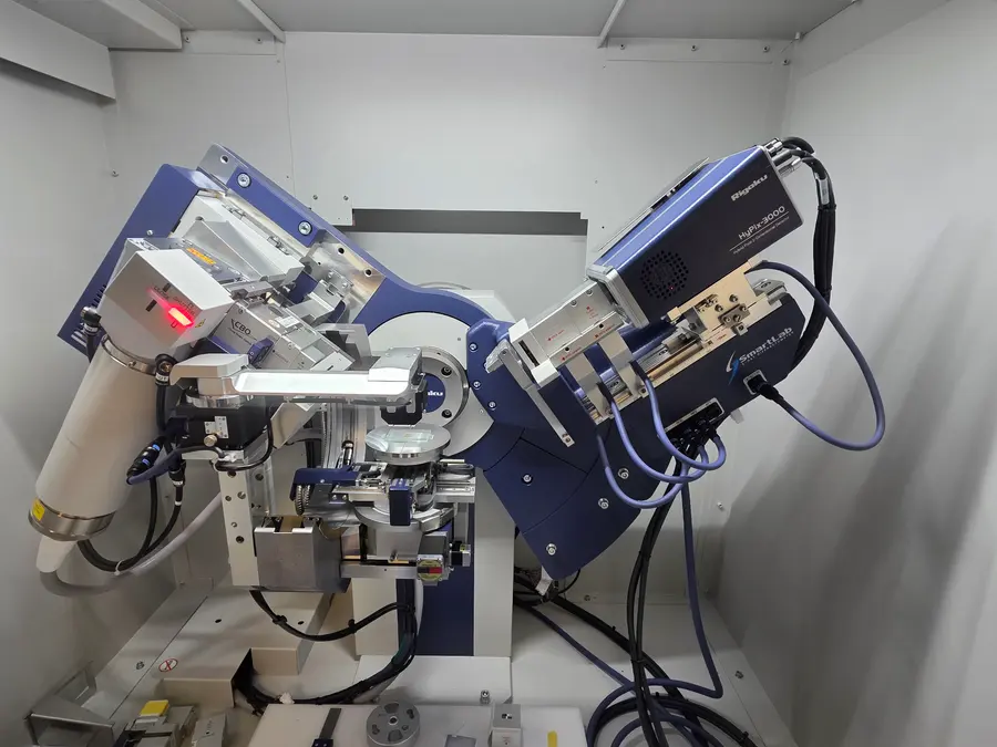 Full-circle diffractometer. Four-circle goniometry for texture and pole-figure work.