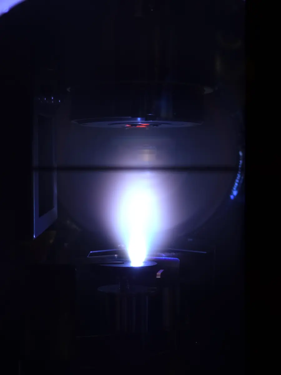 Ablation plume. A pulsed laser hits the target and a few atomic layers cross the chamber.